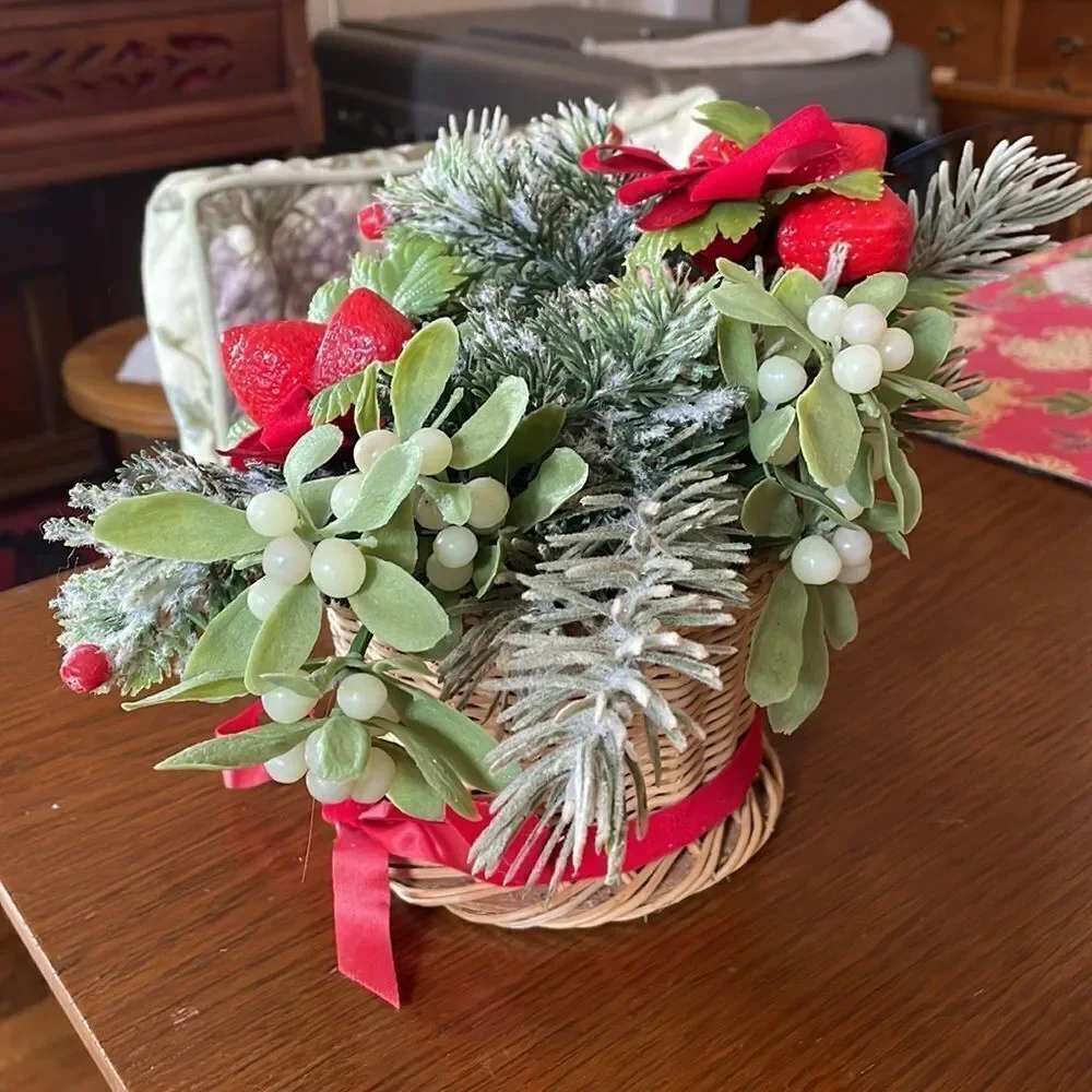Vtg Christmas basket filled with greenery‎